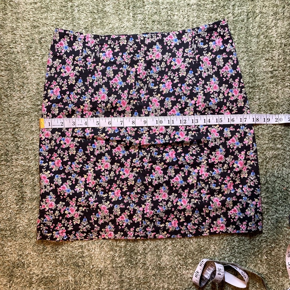 Vintage Blue brand skirt, size 7. Delicate floral pattern on a black backdrop. - Picture 4 of 9